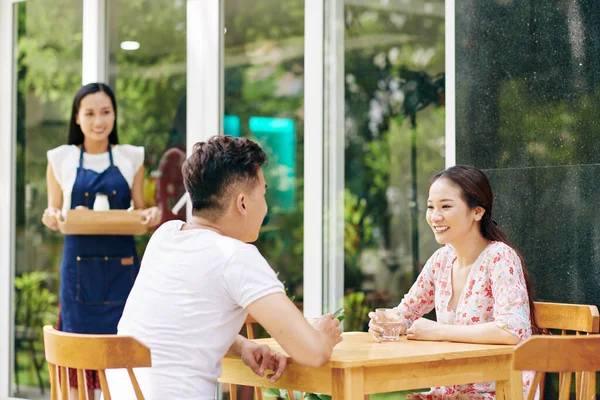 Asiatico Giovane Coppia Avendo Seduta Caffè Tavolo Attesa Colazione Hanno — Foto Stock