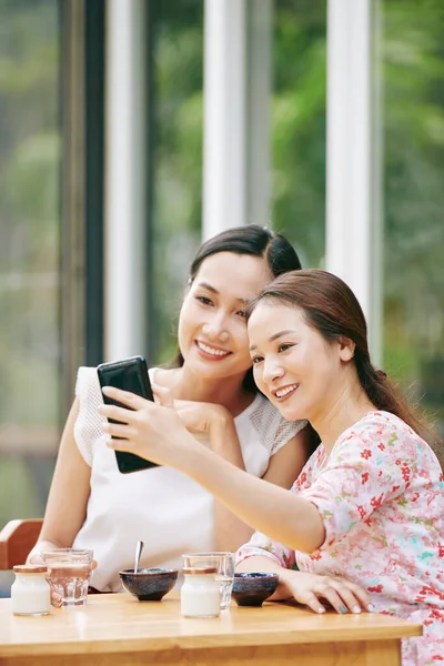 Hermosa Joven Sonriente Asiático Mujeres Tomando Selfie Disfrutar Del Desayuno — Foto de Stock