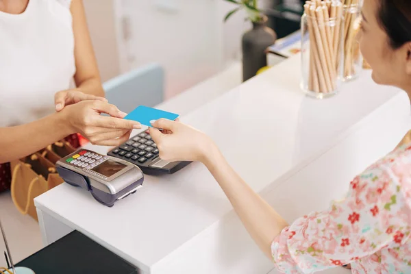 Mujer Joven Que Paga Con Tarjeta Crédito Para Orden Cafetería —  Fotos de Stock