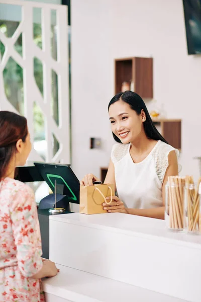 Sorrindo Bela Loja Asiática Assistente Embalagem Ordem Para Cliente Saco — Fotografia de Stock