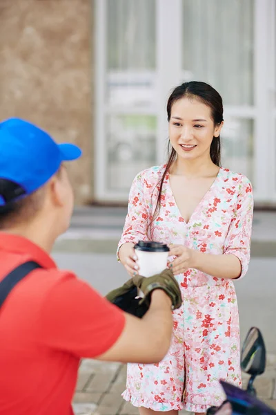 Lächelnd Empfängt Die Hübsche Junge Asiatin Eine Tasse Kaffee Die — Stockfoto