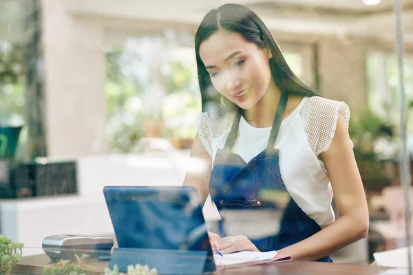 Glimlachende Vrouwelijke Caféhouder Die Rekeningen Betaalt Online Bestellingen Accepteert Wanneer — Stockfoto