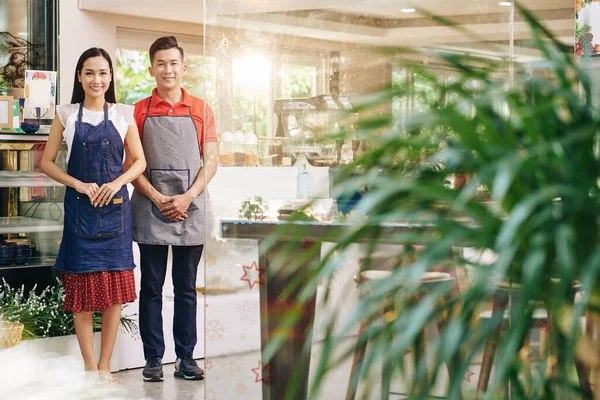 Happy Smiling Young Asian Couple Aprons Working Cafe — Stock Photo, Image