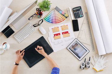 Müşterisi için oda çizerken grafik tableti kullanan serbest iç tasarımcı