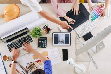 Evin 3D rengini hazırlayan ve her oda için renk şeması seçen iç mimarlar grubu