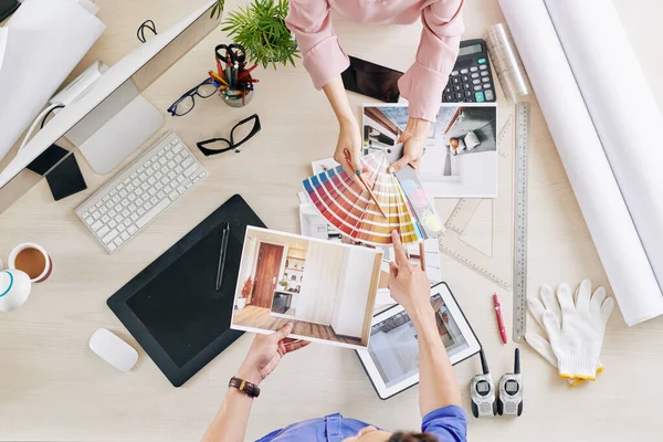 Designers Kiezen Kleurenschema Voor Woonkamer Van Klant Uitzicht Van Boven — Stockfoto