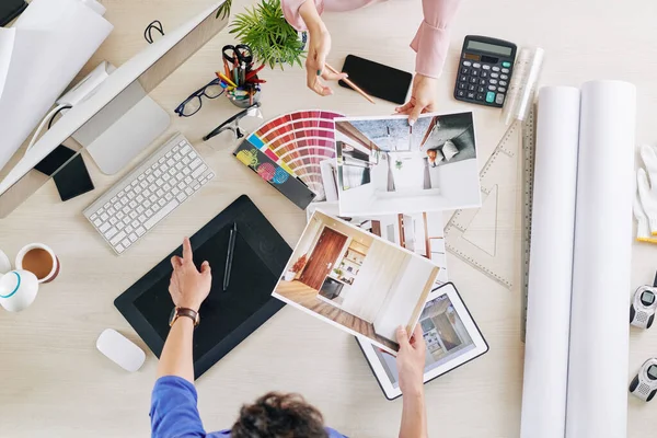 Designer Interiores Mostrando Renderizações Para Cliente Reunião Discutindo Estilo Preço — Fotografia de Stock