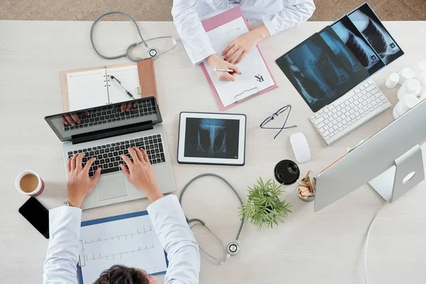 Polmonologo Esaminando Radiografie Del Torace Dei Pazienti Scrivendo Prescrizione Quando — Foto Stock