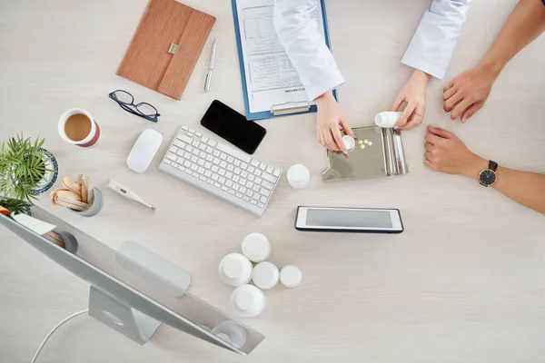 Arts Geven Patiënt Wat Medicijnen Supplementen Onderzoek Uitzicht Van Boven — Stockfoto