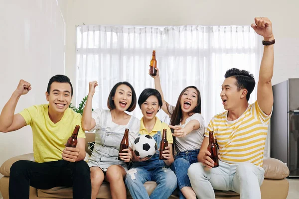 一群朋友聚集在家里喝啤酒 在网上看足球比赛 — 图库照片