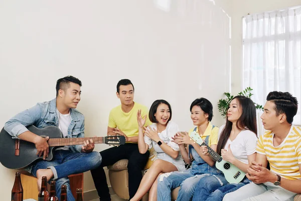 Jóvenes Vietnamitas Alegres Pagando Guitarras Cantando Casa — Foto de Stock