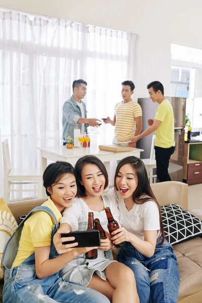 Pretty Young Vietnamese Women Clinking Beer Bottles Talking Selfie House — Stock Photo, Image