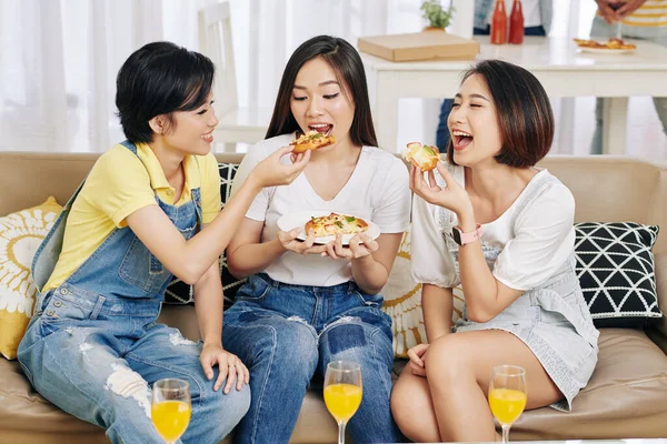 Cheerful Pretty Female Friends Sitting Sofa Eating Delicious Pizza House — Stock Photo, Image