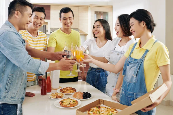 Amigos Alegres Brindam Com Copos Suco Sobre Mesa Com Pizza — Fotografia de Stock