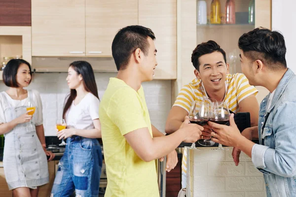 Młodzi Mężczyźni Piją Wino Rozmawiają Wiadomościach Plotkach Imprezie Domowej — Zdjęcie stockowe