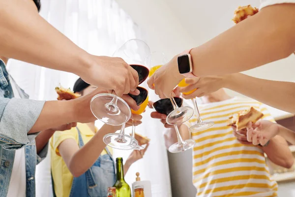 Group Friends Toasting Glasses Red Wine House Party View — Stock Photo, Image