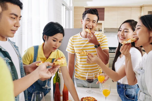 Grupo Jovens Asiáticos Felizes Desfrutando Deliciosa Pizza Festa Casa — Fotografia de Stock