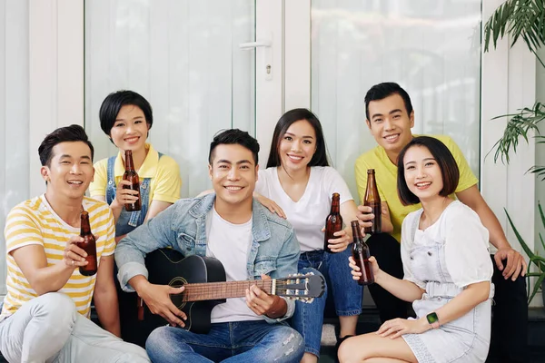 Jóvenes Vietnamitas Felices Bebiendo Cerveza Cantando Canciones Fiesta —  Fotos de Stock