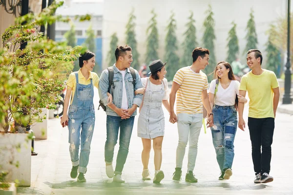 Gelukkige Positieve Vrienden Lachen Grappen Maken Tijdens Het Lopen Straat — Stockfoto