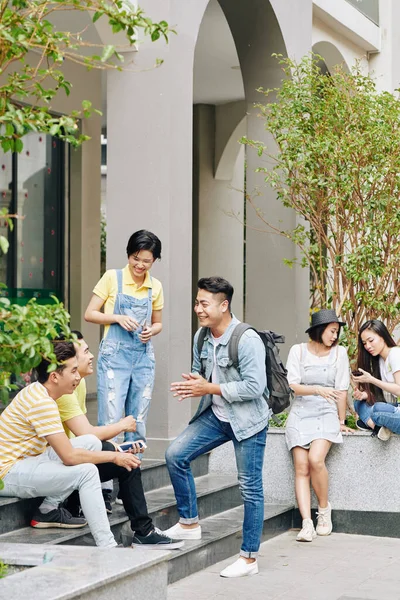 Vietnamesiska Collegestudenter Som Pratar Och Vilar Campusets Bakgård Pausen — Stockfoto