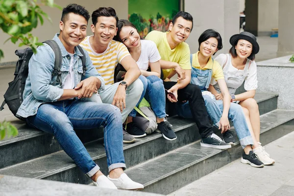 Joyful Jovens Asiáticos Sentados Passos Faculdade Edifício Universitário Olhando Para — Fotografia de Stock