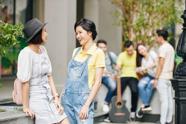 Pretty Młodych Azjatyckich Studentów Dyskusji Wiadomości Plotek Podczas Stania Świeżym — Zdjęcie stockowe