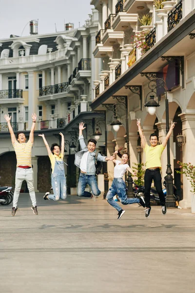 Emocionados Jóvenes Asiáticos Saltando Gritando Levantando Las Manos — Foto de Stock