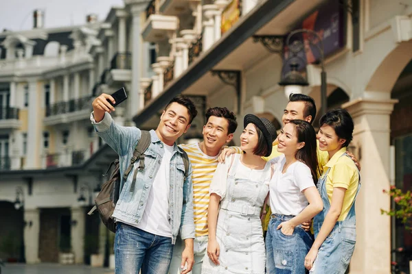 Felice Giovane Vietnamita Prendendo Selfie Con Gli Amici Quando Camminano — Foto Stock