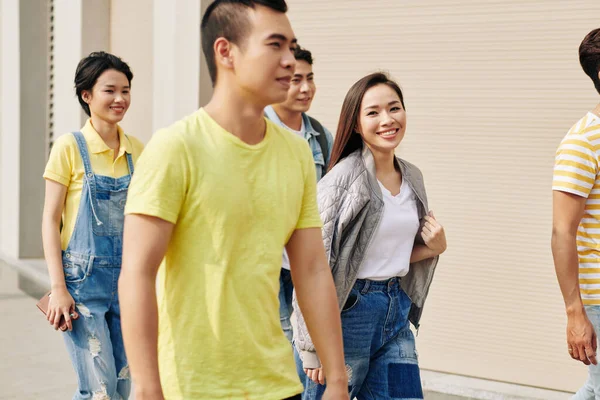 Ganska Charmig Ung Vietnamesisk Kvinna Promenader Utomhus Med Grupp Hennes — Stockfoto