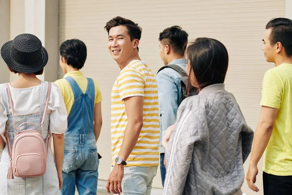 Glimlachende Vietnamese Student Keert Terug Glimlacht Naar Camera Wanneer Hij — Stockfoto