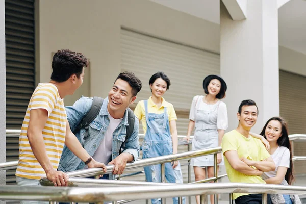 Veselý Mladý Asijský Univerzitní Studenti Stojící Před Vchodem Budovy — Stock fotografie
