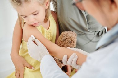 İğne yapmak için çocuk doktoru temizleme yeri seçildi.