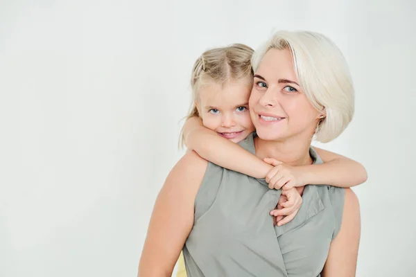 Adorable Niña Feliz Abrazando Hermosa Madre Por Detrás Mirando Cámara —  Fotos de Stock