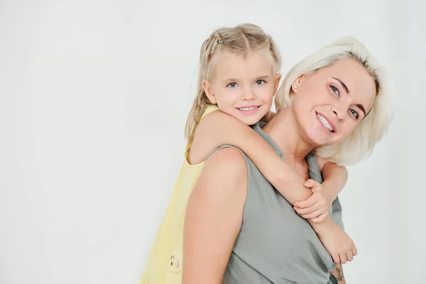 Retrato Hermosa Madre Llevando Pequeña Hija Sonriente Aislada Gris Claro —  Fotos de Stock