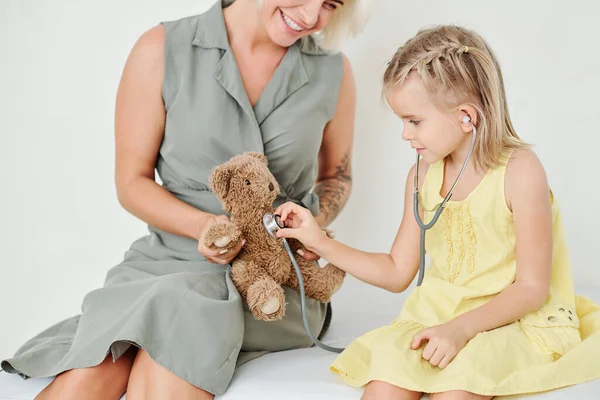 Bambina Ascoltando Battito Cardiaco Del Suo Orsacchiotto Mano Alla Madre — Foto Stock