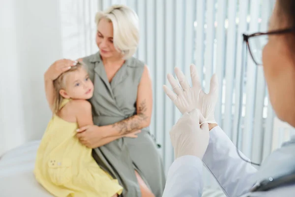 Kinderarts Het Aantrekken Van Rubberen Handschoenen Voor Onderzoek Bang Klein — Stockfoto