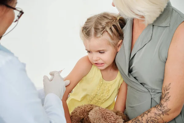 怖がっている女の子受信水痘予防接種でクリニック — ストック写真