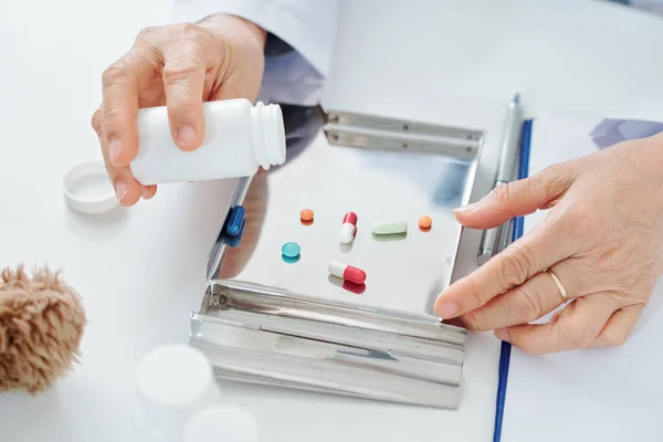 Lekarz Ogólny Umieszczenie Tabletek Tabletek Tacce Stali Nierdzewnej Dla Łatwego — Zdjęcie stockowe