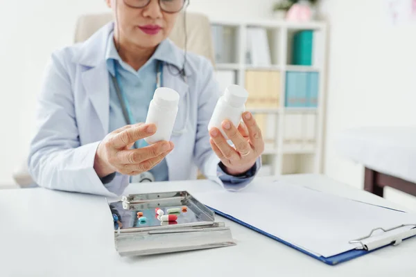 Imagen Recortada Del Médico Leyendo Información Sobre Recipientes Pequeños Con —  Fotos de Stock