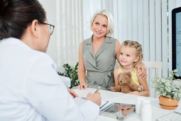 Mulher Sorridente Sua Filhinha Ouvindo Recomendações Pediatra — Fotografia de Stock