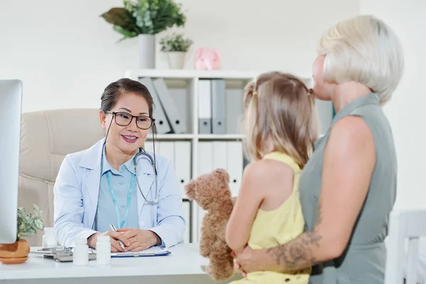 Leende Ung Erfaren Barnläkare Berättar Resultat Medicinska Tester Och Undersökningar — Stockfoto