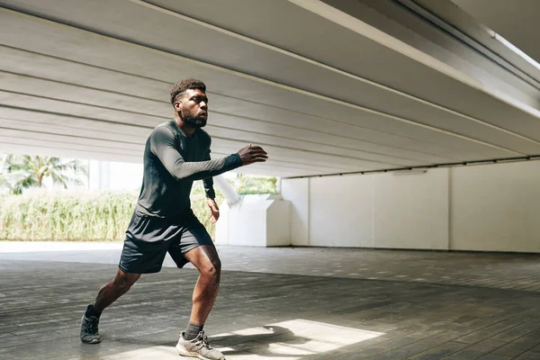 Jovem Preto Cabe Maratona Participante Treinamento Para Competição — Fotografia de Stock