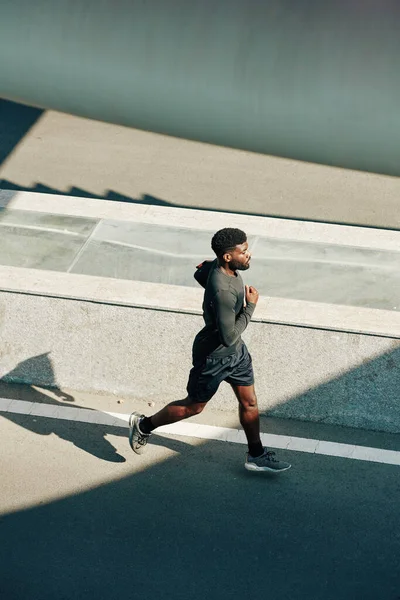 Gespierde Jonge Zwarte Sportman Joggen Langs Stad Weg Ochtend — Stockfoto