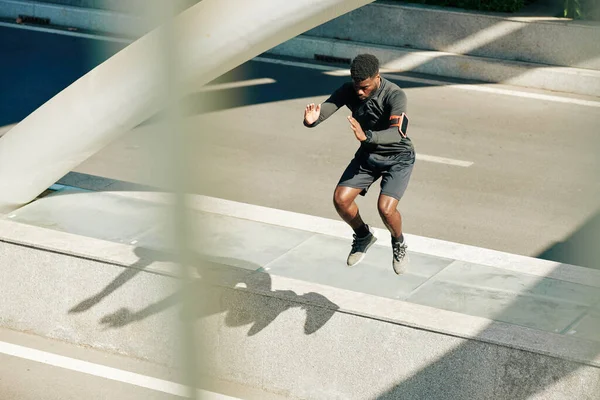 Fit Ung Sportsmand Gør Hoppe Motion Når Forbereder Sig Til - Stock-foto