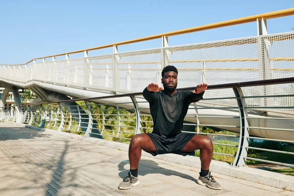 Bonito Ajuste Jovem Negro Colocando Braços Para Fora Frente Dele — Fotografia de Stock