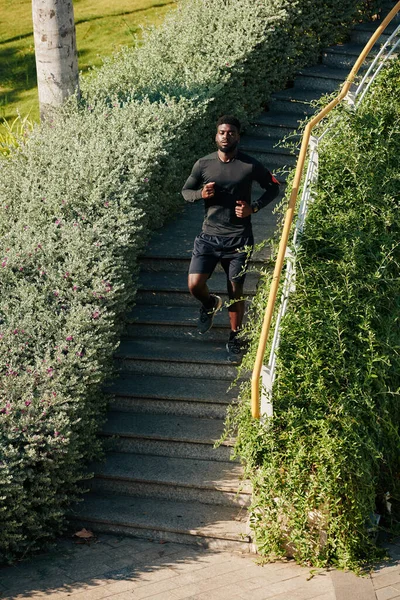 Fitter Junger Sportler Läuft Beim Morgendlichen Training Die Treppe Stadtpark — Stockfoto