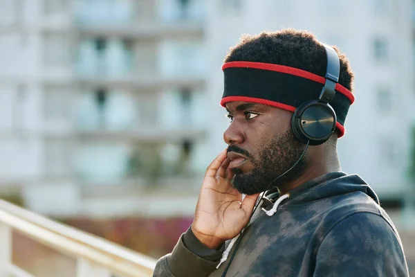 Sérieux Jeune Homme Noir Songeur Écoutant Musique Dans Les Écouteurs — Photo