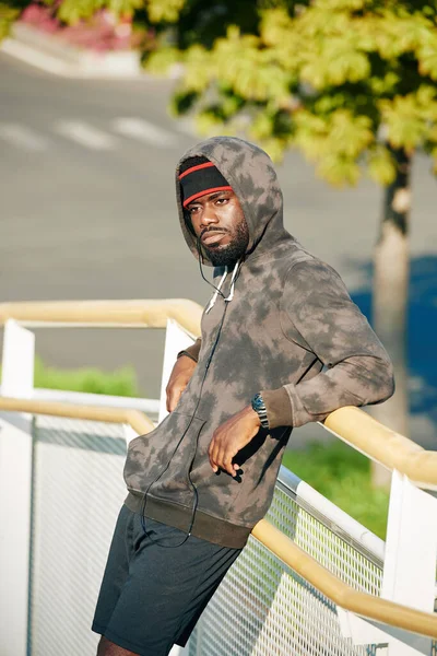 Pensive Jonge Zwarte Man Hoodie Leunend Brug Leuning Kijken Weg — Stockfoto