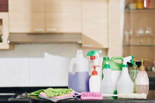 房屋清洁装置 在厨房柜台上用橡胶手套 刷子和布作清洁剂和消毒喷剂的塑料瓶 — 图库照片