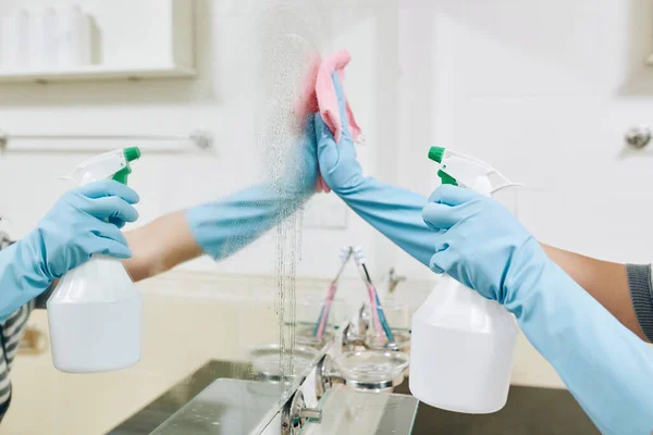 Mulher Luvas Borracha Limpeza Espelho Banheiro Com Detergente Vidro — Fotografia de Stock